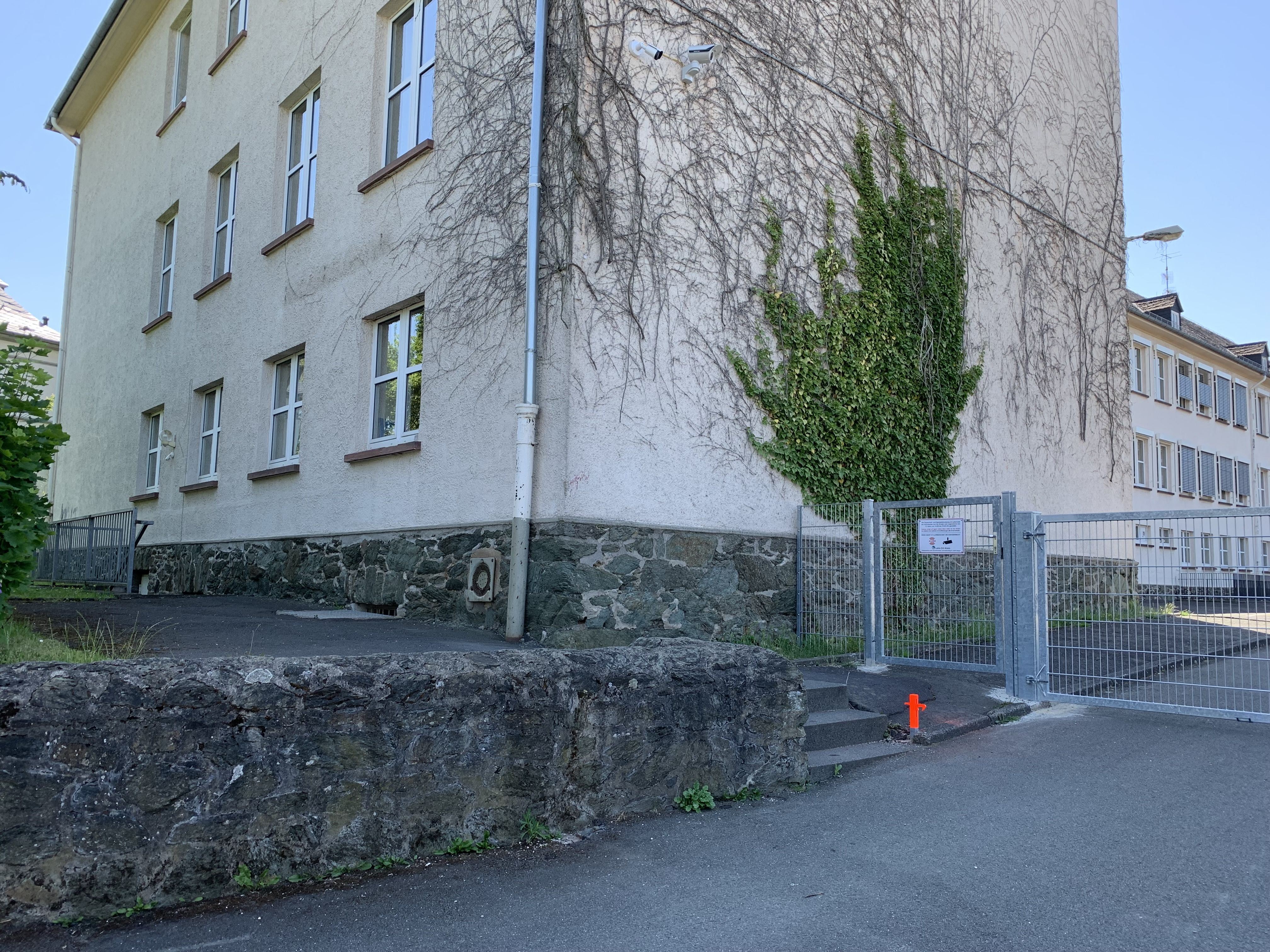 Die Keramikräume befinden sich im Keller der Lotteschule. Dieser ist lediglich über die Kestnerstraße
(Gebäuderückseite, nicht über den Haupteingang
in der Frankfurter Straße!) zugänglich.